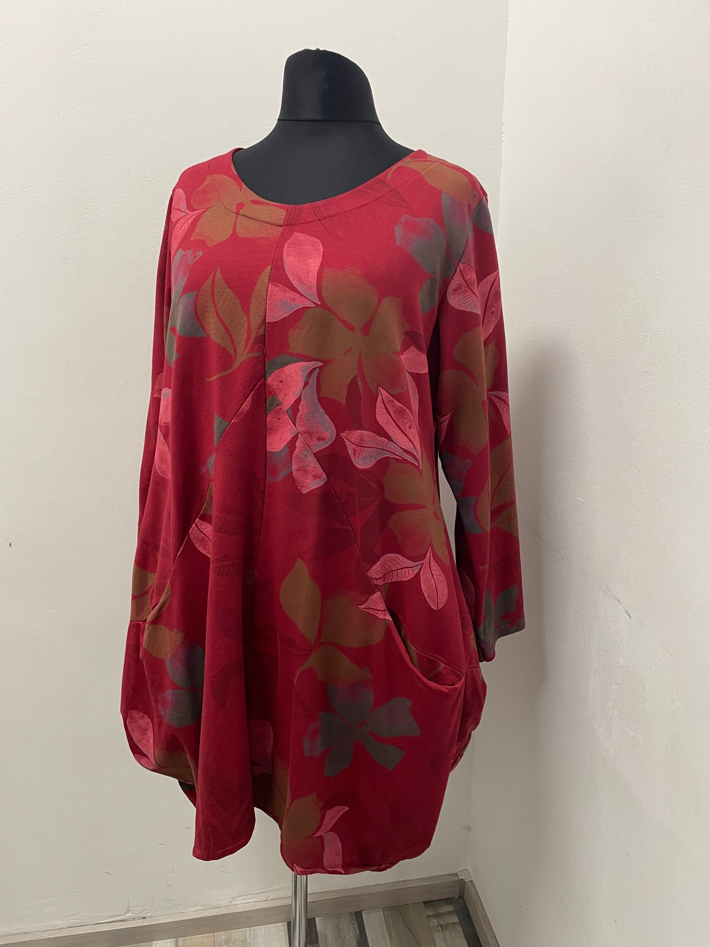 Tunika/Kleid mit Blättermuster in Bordeaux