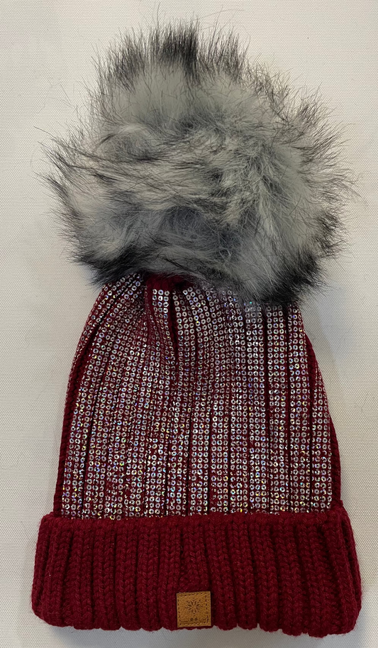 Strickmütze mit Bommel