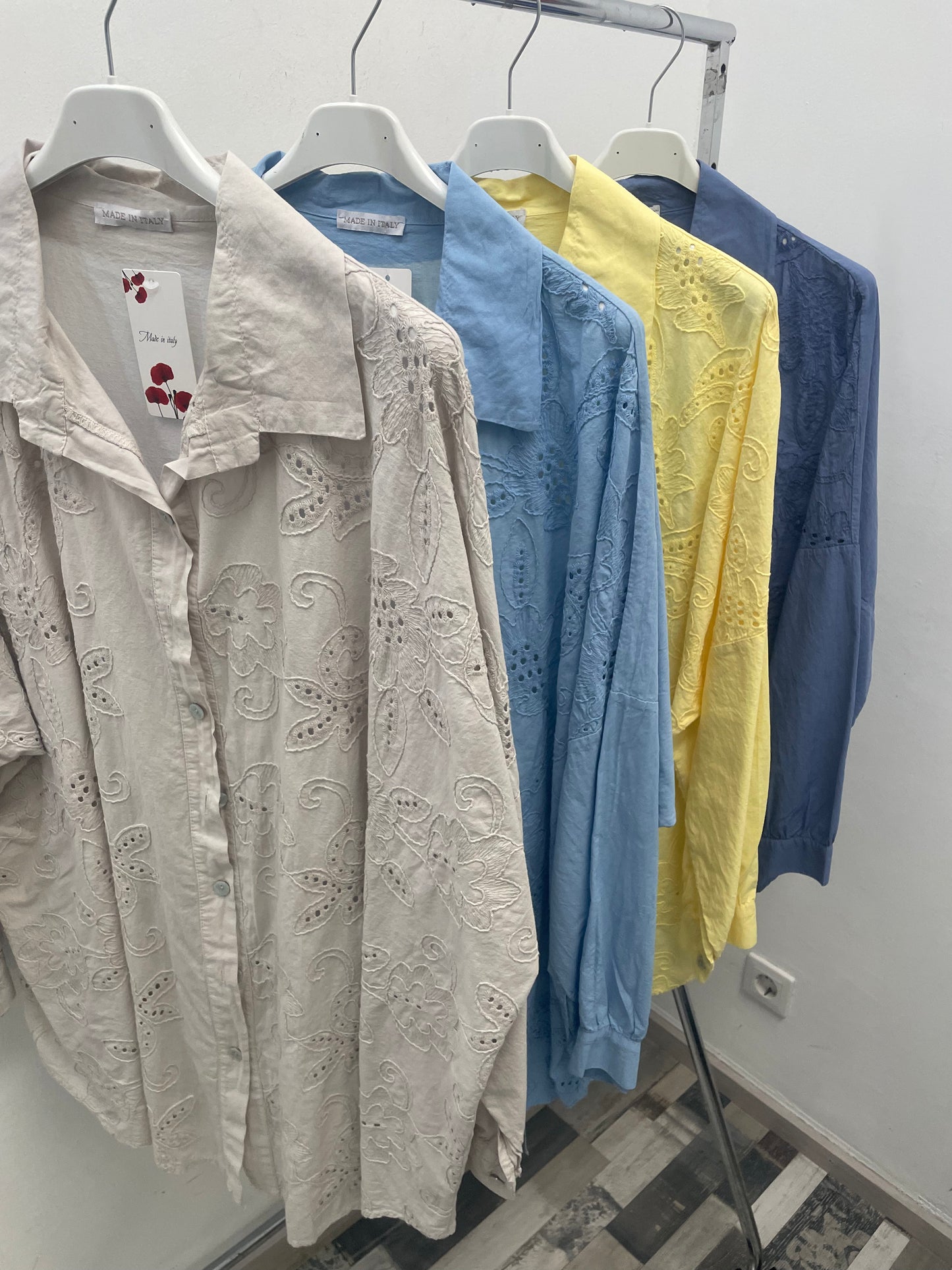 Bluse mit Blumenstickerei