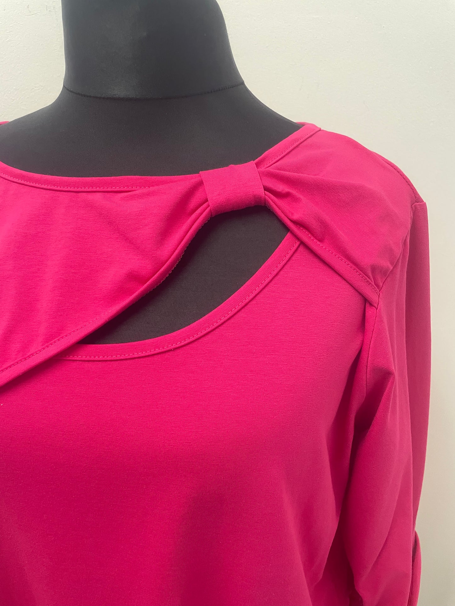 Shirt mit asymmetrischen Ausschnitt