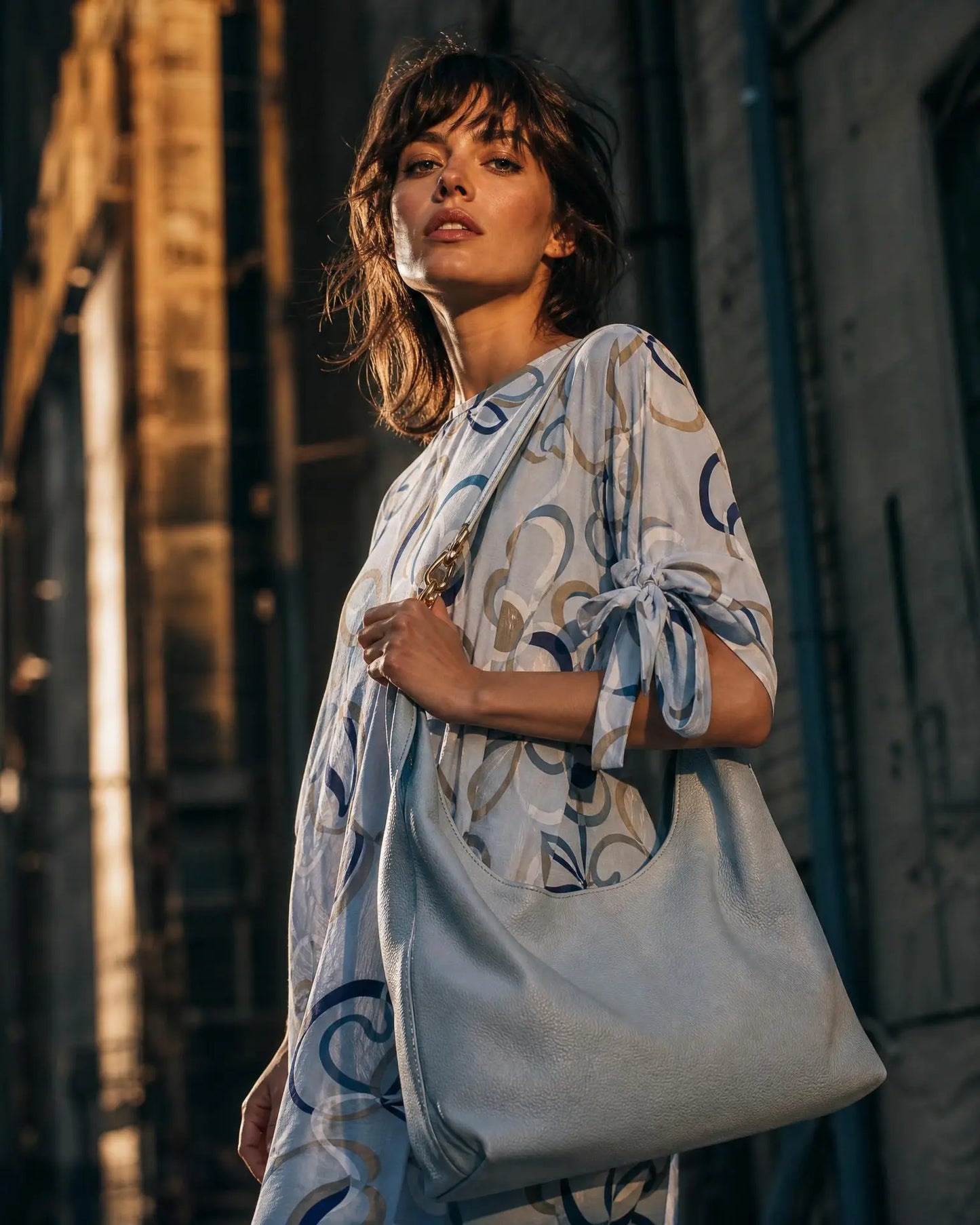 Sommerkleid mit dekorativen Bindedetail